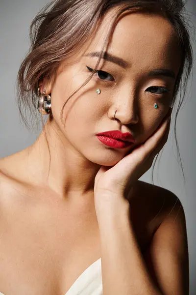Çekici Asyalı Genç Bir Kadının Portresi Gri Arka Planda Yanakları — Stok fotoğraf