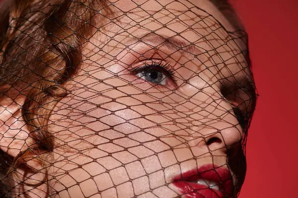 Mladá Žena Vyzařuje Klasickou Krásu Červeným Závojem Zakrývajícím Její Tvář — Stock fotografie