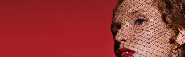 Genç Bir Kadın Stüdyo Ortamında Kafasında Çarpıcı Kırmızı Bir Peçeyle — Stok fotoğraf
