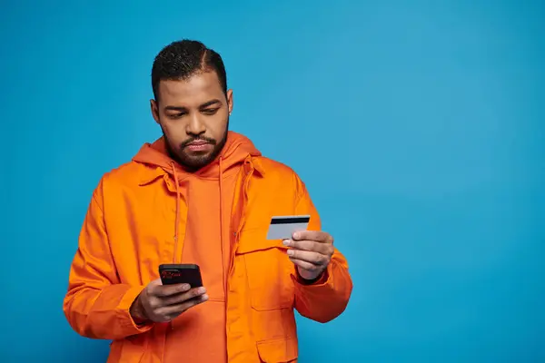 Fokuserad Afrikansk Amerikansk Ung Kille Orange Klädsel Betala Online Shopping — Stockfoto