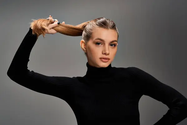 Een Jonge Vrouw Met Blond Haar Houdt Elegant Haar Haar — Stockfoto
