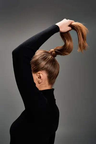 Femeie Tânără Frumoasă Păr Lung Stilizată Într Coadă Ponei Elegantă — Fotografie, imagine de stoc
