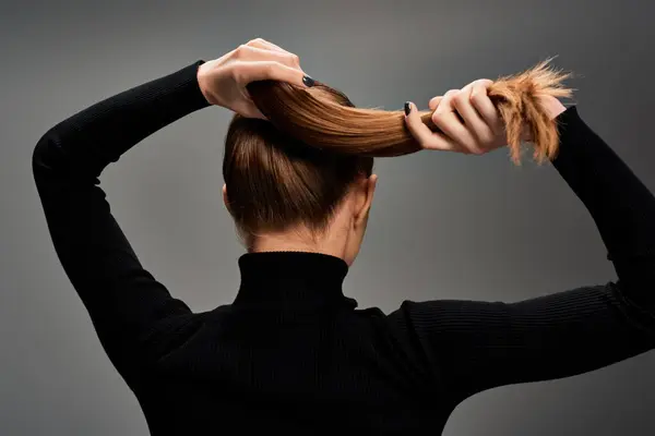Вид Молодую Красивую Женщину Длинными Волосами Выдержанными Хвосте Излучает Элегантность — стоковое фото