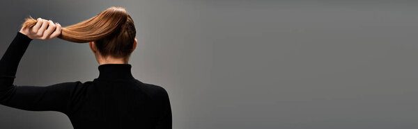 Вид сзади на молодую женщину с длинными волнистыми волосами в хвосте, излучающую изящество и элегантность, баннер