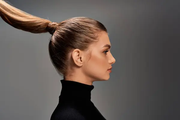 Young Beautiful Woman Depicted Her Long Hair Styled Ponytail Exuding — Stock Photo, Image