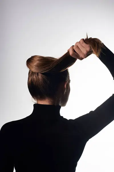 Dobrze Wyglądająca Młoda Pełna Wdzięku Kobieta Długimi Włosami Kucyku Promieniująca — Zdjęcie stockowe