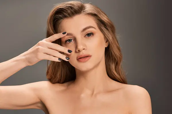 Uma Jovem Mulher Com Cabelos Longos Ondulados Uma Manicure Preta — Fotografia de Stock