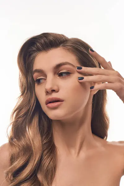 一个漂亮的年轻女子 留着长长的波浪般的头发 手指上涂着指甲油 — 图库照片
