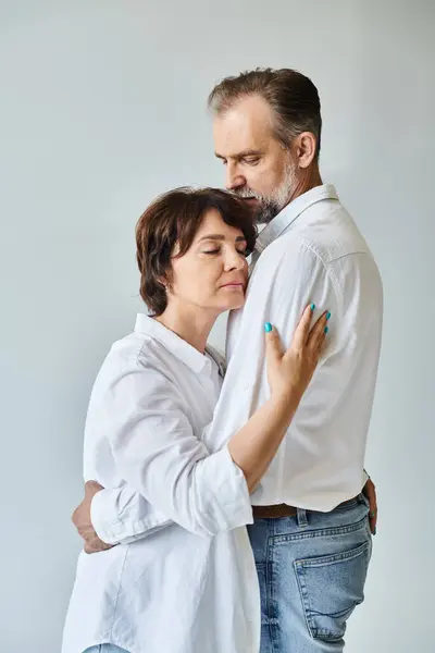 Ελκυστική Μεσήλικη Γυναίκα Αγκαλιάζει Ώριμο Άνδρα Λευκό Πουκάμισο Αγάπη Γκρι — Φωτογραφία Αρχείου