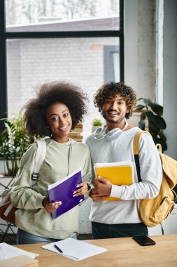 Farklı kültürel geçmişlere sahip bir erkek ve kadın birlik içinde ayakta duruyor..