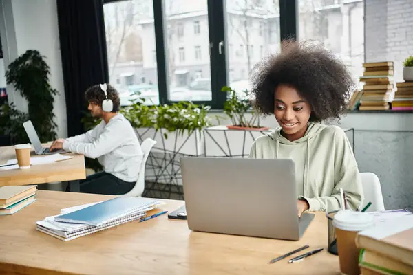 Eine Frau Mit Unterschiedlichem Hintergrund Konzentriert Sich Auf Ihren Laptop — Stockfoto