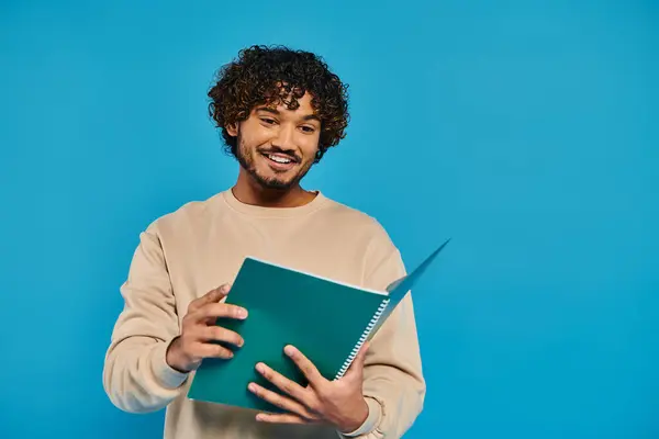 Mężczyzna Trzymający Książkę Uśmiechając Się Kamery Ucieleśniając Szczęście Wiedzę — Zdjęcie stockowe