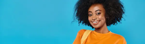 Een College Meisje Met Een Grote Afro Glimlacht Warm Naar — Stockfoto