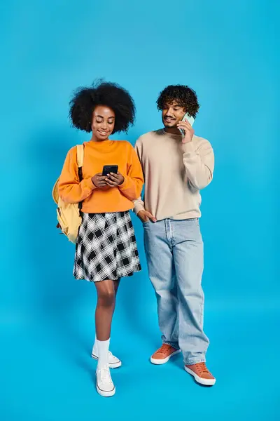 Paar Gemischtrassige Studenten Legerer Kleidung Stehen Nebeneinander Auf Blauem Hintergrund — Stockfoto