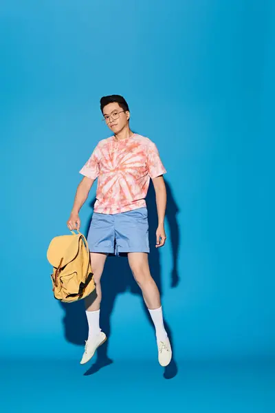 Stilren Ung Man Knytfärgad Skjorta Håller Energiskt Ryggsäck Mot Pulserande — Stockfoto
