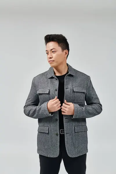 Jovem Moda Uma Jaqueta Cinza Calças Pretas Marcando Uma Pose — Fotografia de Stock