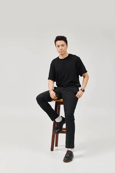 Ein Junger Mann Eleganter Kleidung Sitzt Auf Einem Holzhocker Stilvoller — Stockfoto