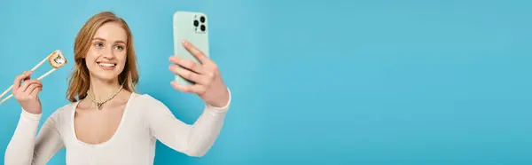 Blondýnka Žena Pózuje Lahodným Asijským Jídlem Usmívá Zatímco Selfie Mobilním — Stock fotografie