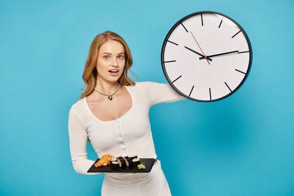 Женщина с светлыми волосами держит часы в одной руке и тарелку азиатской еды в другой, демонстрируя баланс между временем и снисходительностью.