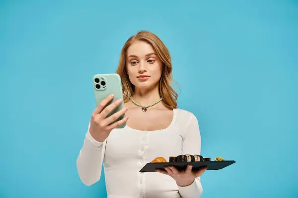 Şık Sarışın Bir Kadın Cep Telefonunu Kontrol Ederken Elinde Bir — Stok fotoğraf