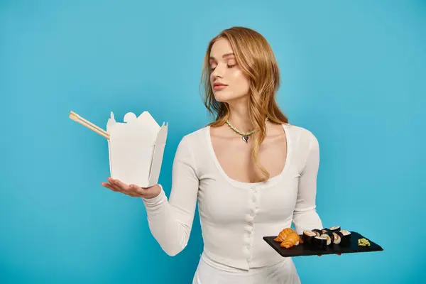 Beyaz Elbiseli Güzel Bir Kadın Bir Tabak Lezzetli Asya Yemeği — Stok fotoğraf