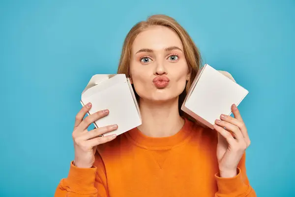 Blonde Woman Holds Two Food Boxes Front Her Face Showcasing — Stock Photo, Image