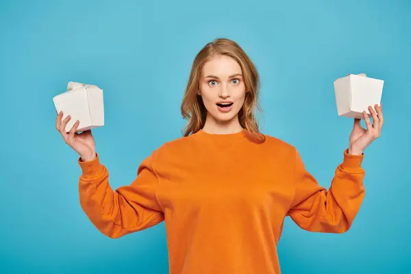 Beautiful Blonde Woman Gracefully Holds Two White Boxes Showcasing Gourmet — Stock Photo, Image