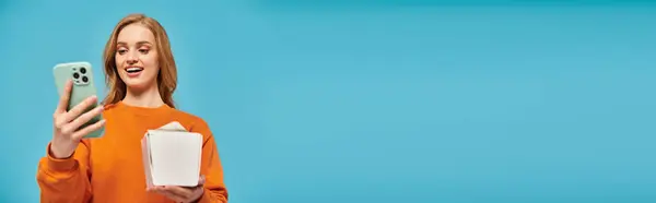 Блондинка Грациозно Балансирует Руках Коробку Едой Сотовый Телефон Воплощая Искусство — стоковое фото