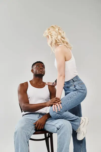 Irklar Arası Genç Bir Çift Kadının Yanındaki Sandalyede Oturan Adam — Stok fotoğraf