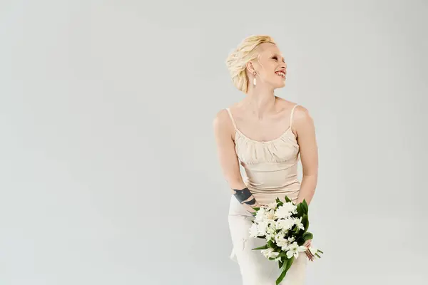 Vacker Blond Brud Bröllopsklänning Med Bukett Blommor Utstrålar Lugn Och — Stockfoto