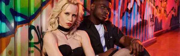Eine Blonde Frau Und Ein Afroamerikanischer Mann Sitzen Zusammen Auf — Stockfoto