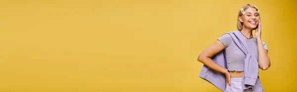 Весёлая Хорошо Одетая Женщина Короткими Светлыми Волосами Ярком Одеянии Позирующем — стоковое фото
