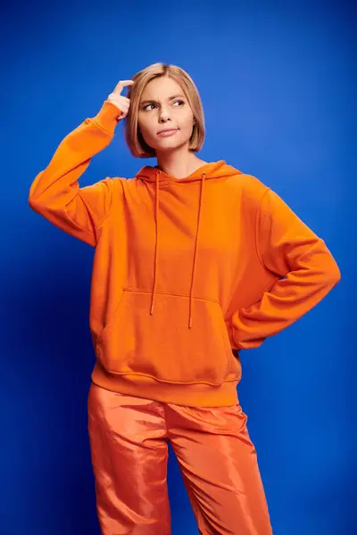 Confused Appealing Blonde Woman Short Hair Stylish Orange Hoodie Posing — Stock Photo, Image