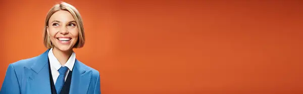 Довольно Веселая Женщина Короткими Волосами Сложной Одежде Позируя Оранжевом Фоне — стоковое фото