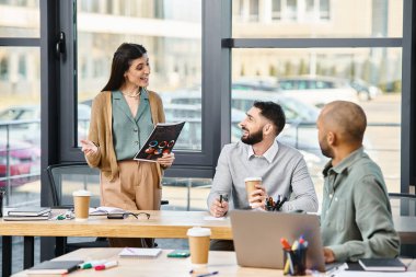 Çeşitli profesyonellerden oluşan bir grup, bir ofis ortamında masanın etrafında canlı tartışmalara giriyorlar..