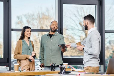 Ofis ortamında masanın etrafında beyin fırtınası yapan çeşitli profesyonellerden oluşan bir grup bir proje için fikir alışverişinde bulunuyor..