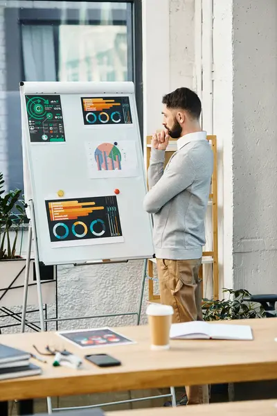Ein Mann Steht Einem Büro Vor Einem Whiteboard Und Diskutiert — Stockfoto