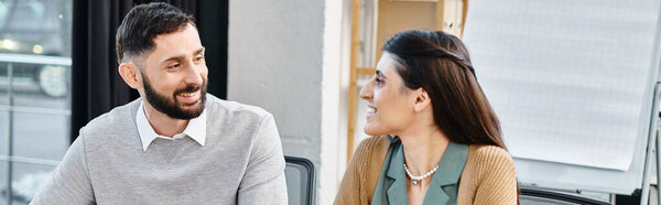 Мужчина и женщина сидят вместе в автобусе, погруженные в разговор во время ежедневной поездки на работу.