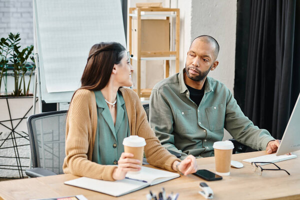 инвалиды мужчина и женщина сидят за столом, погруженные в работу на ноутбуке, олицетворяя продуктивную корпоративную культуру.