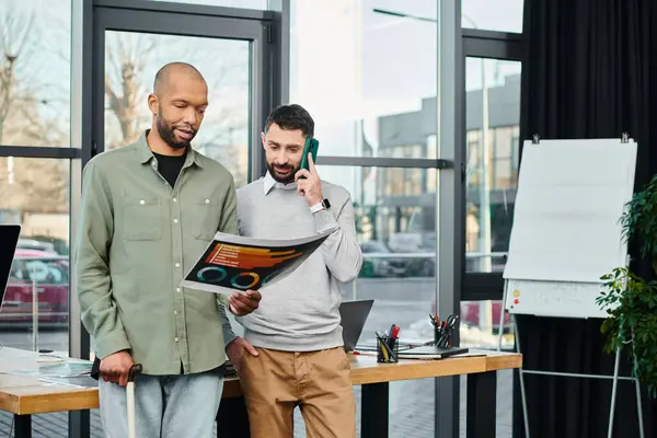 Zwei Geschäftsleute Stehen Nebeneinander Einem Büro Und Besprechen Ein Projekt — Stockfoto