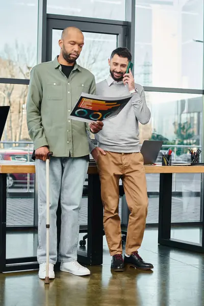 Zwei Männer Stehen Vor Einem Schreibtisch Halten Ein Buch Der — Stockfoto