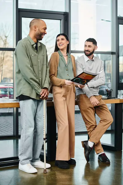 Çeşitli profesyonellerden oluşan bir grup modern ofis ortamında bir proje üzerinde tartışıyorlar ve beyin fırtınası yapıyorlar..