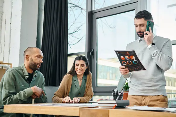 Bir ofis ortamında sağlam, ahşap bir masada otururken, canlı bir tartışma içinde olan çeşitli profesyoneller grubu, çeşitlilik ve kapsama