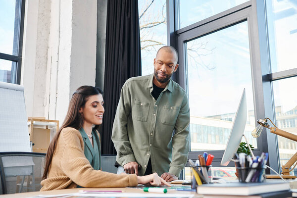 Мужчина с миастенией и женщина участвуют в деловой встрече, анализируя данные на экране компьютера в корпоративном офисе.