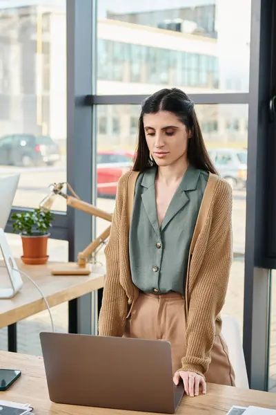 Woman Standing Front Laptop Computer Office Setting Focused Engaged Her — Stock Photo, Image