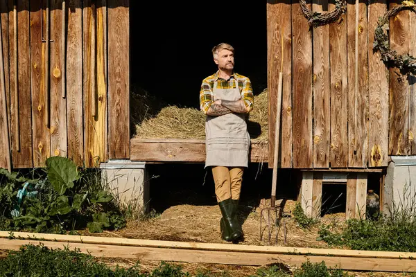 Atraente Agricultor Dedicado Traje Casual Usando Forquilha Enquanto Trabalhava Com — Fotografia de Stock