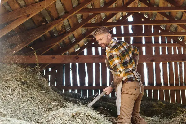 Çiftlikte Samanla Uğraşırken Yaba Kullanan Dövmeli Neşeli Yakışıklı Bir Adam — Stok fotoğraf