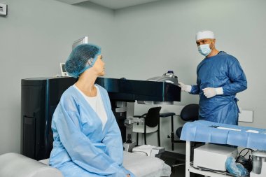 Bir adam ve bir kadın lazer görme düzeltme kliniğinde önlük giyiyorlar..