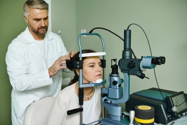 Profesyonel bir ortamda bir kadının gözünü muayene eden yakışıklı bir doktor..