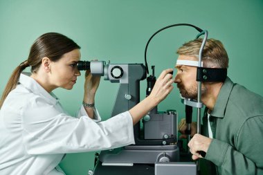 Doktor, doktorun muayenehanesinde lazer görme düzeltmesi için adamın gözlerini mikroskopla inceliyor..